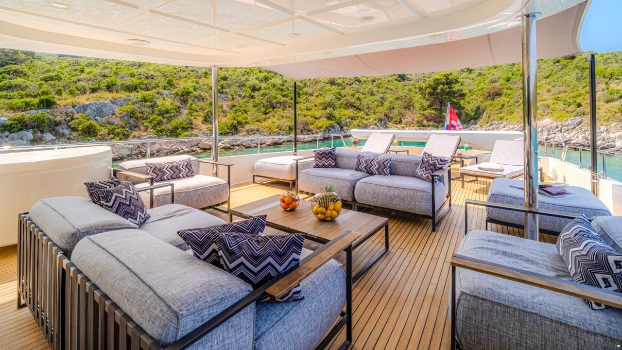 Ferretti Custom Line Navetta 30