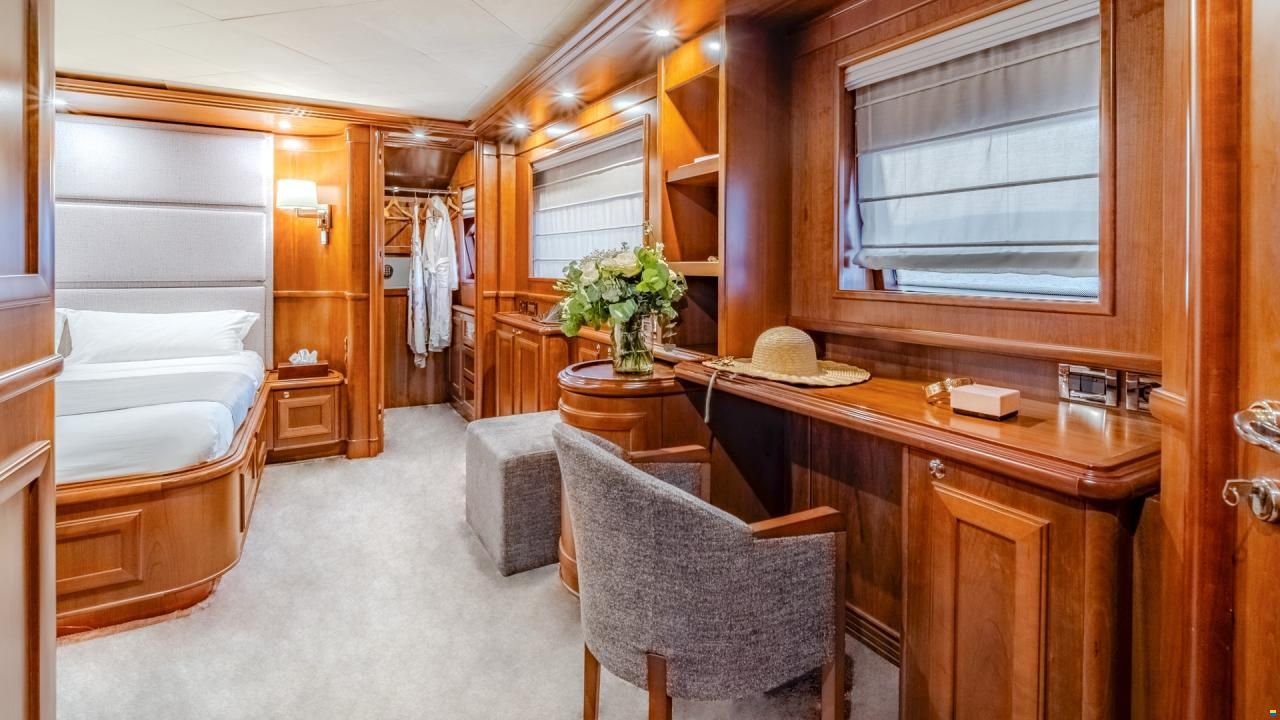 Ferretti Custom Line Navetta 30
