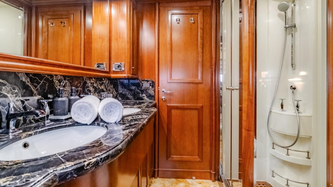 Ferretti Custom Line Navetta 30