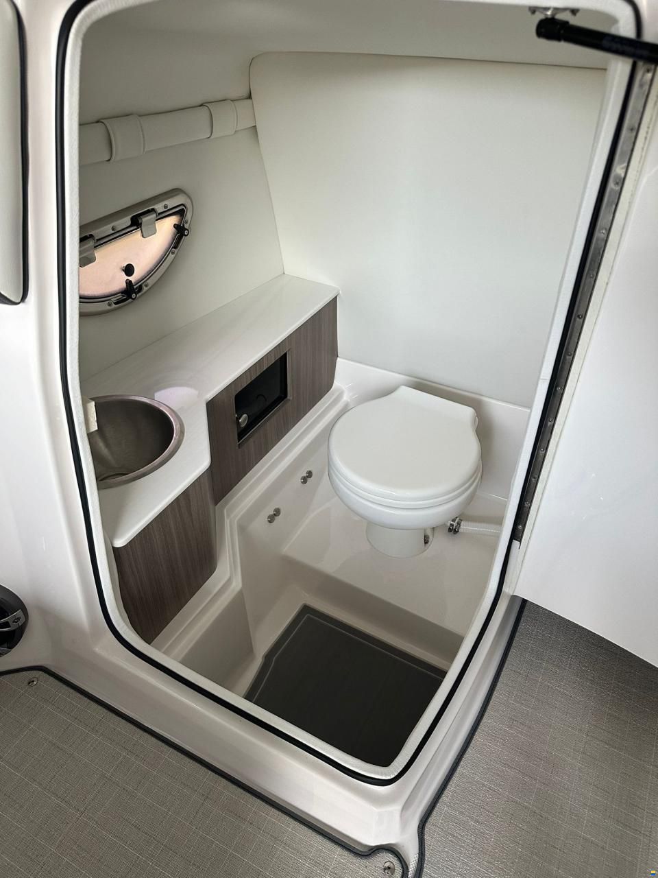 Regal 26 FASDECK