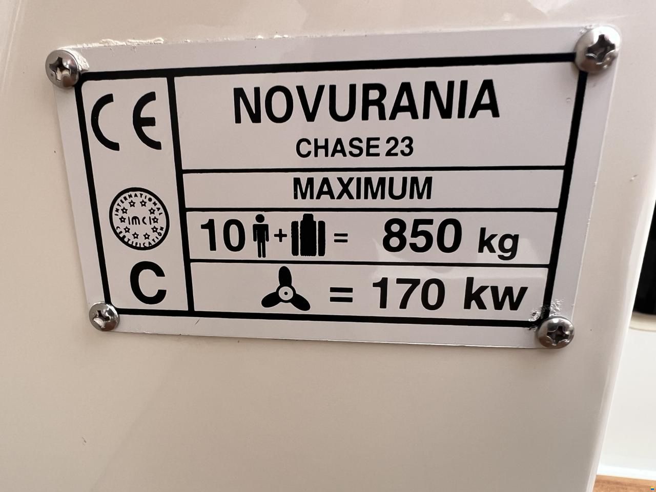 Novurania Chase 23