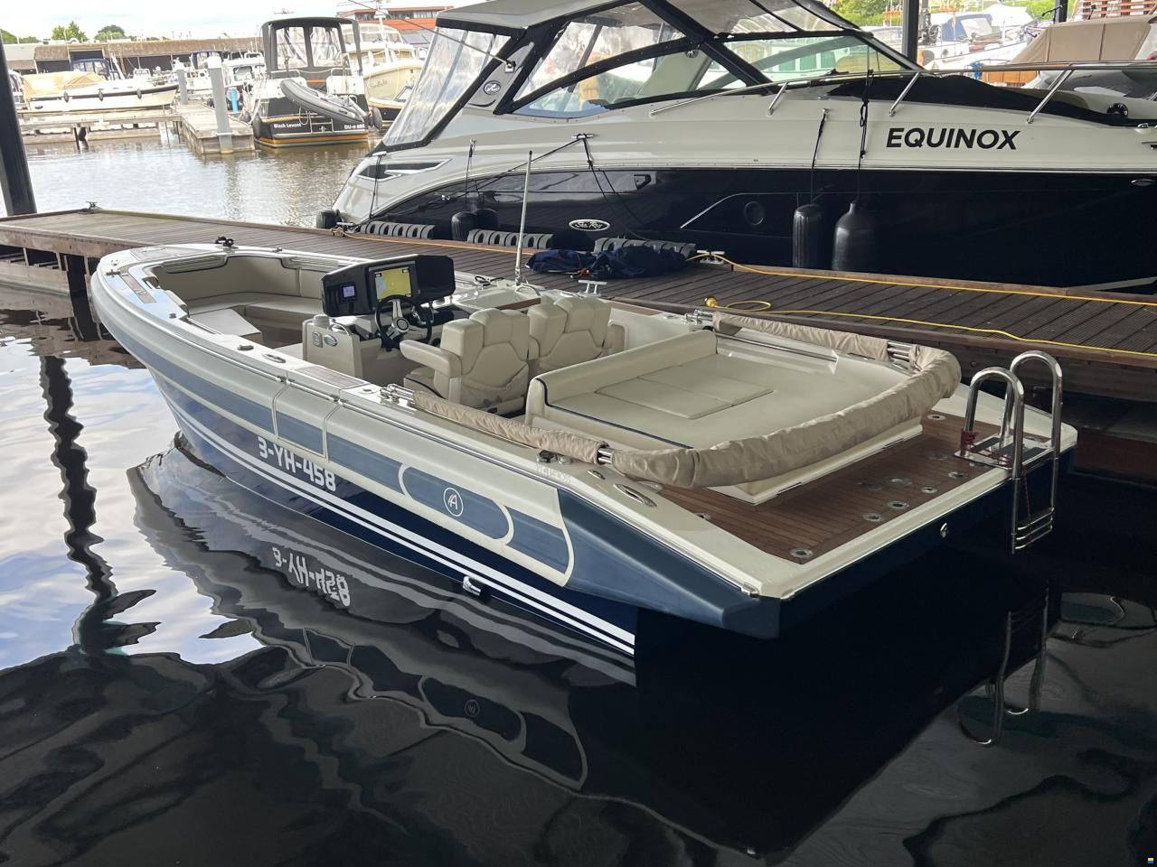 Novurania Chase 23