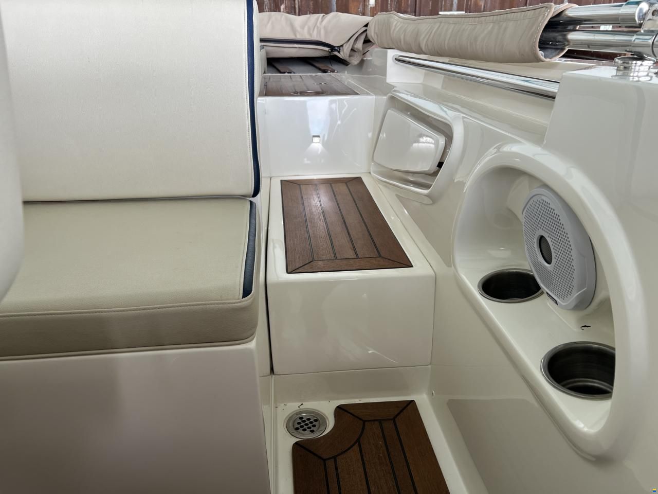 Novurania Chase 23