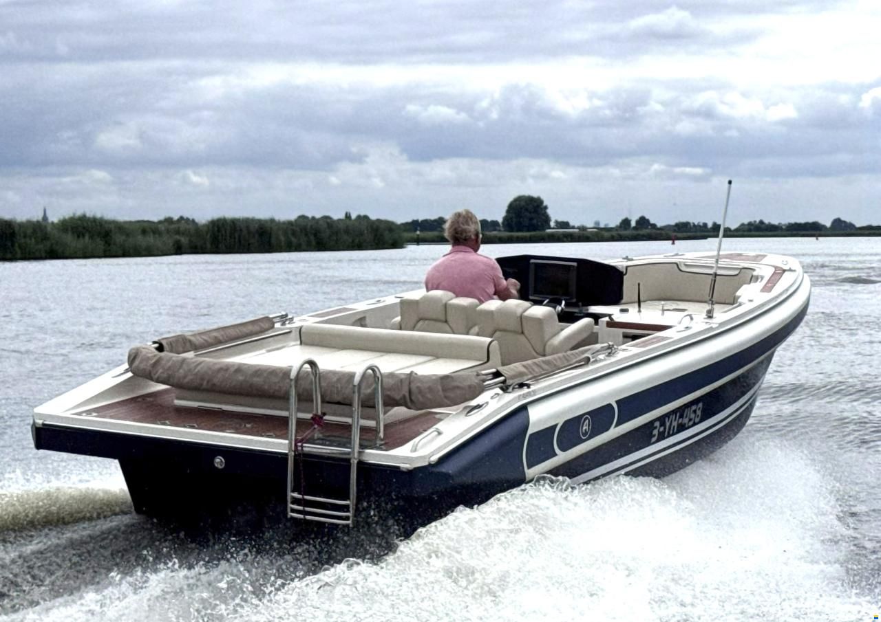 Novurania Chase 23