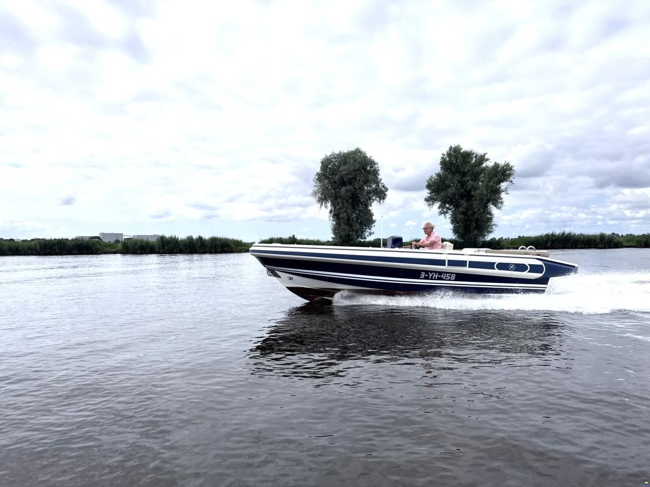Novurania Chase 23