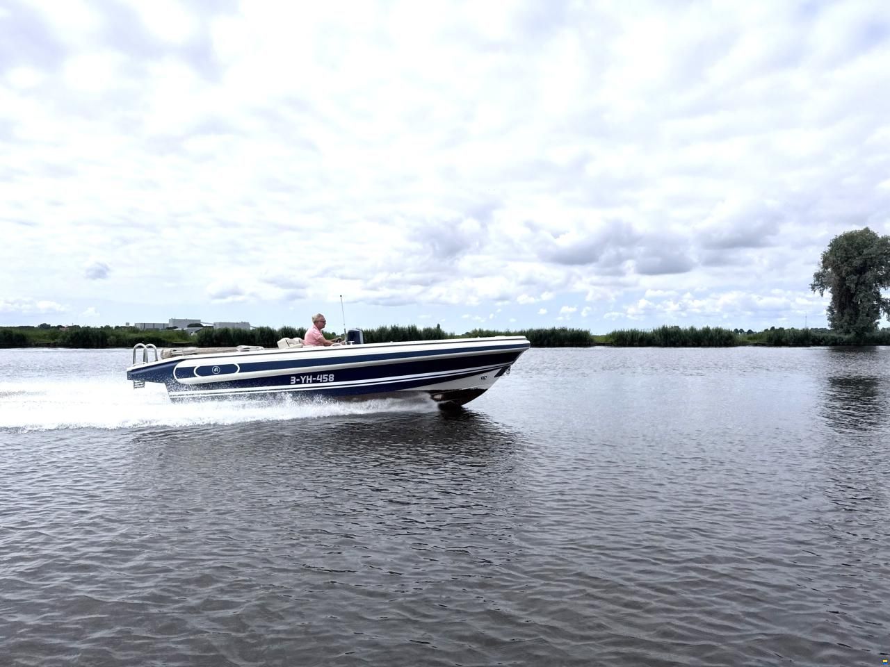 Novurania Chase 23