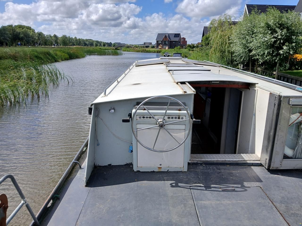 zelfbouw varend woonschip (ex marine)