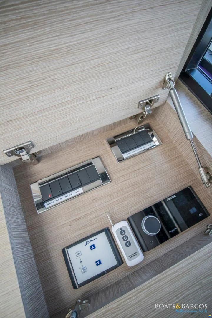 Sealine C390V