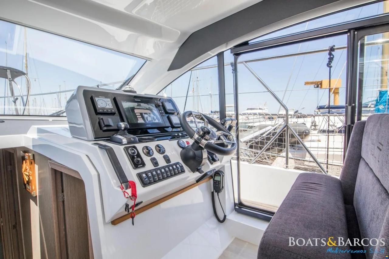 Sealine C390V
