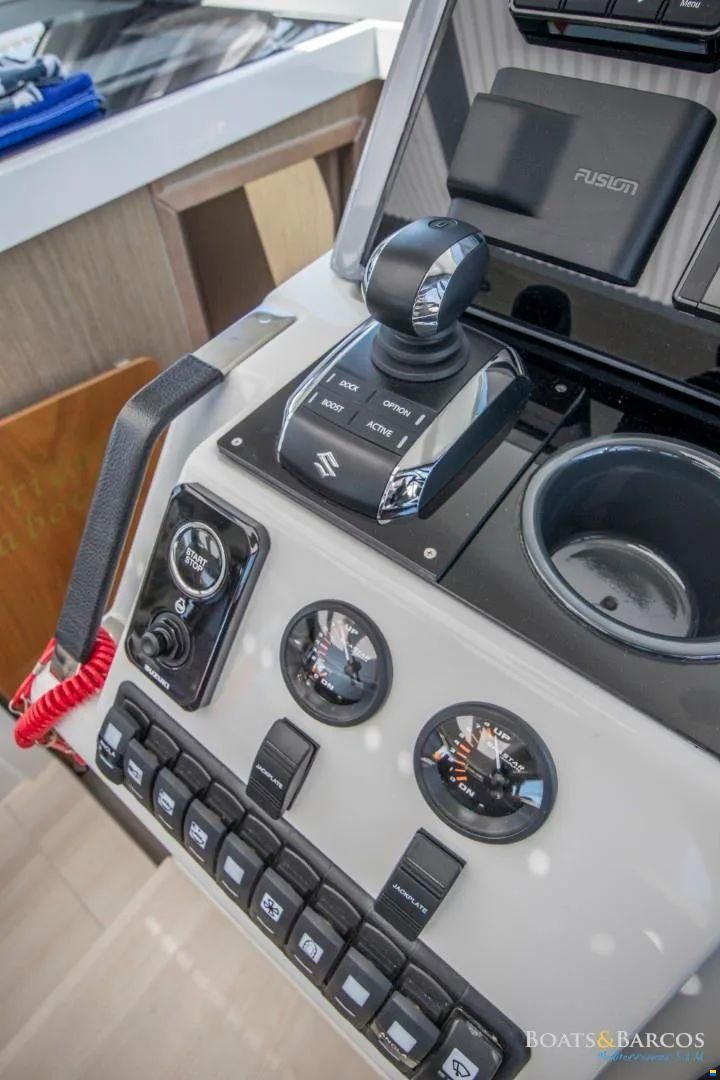 Sealine C390V