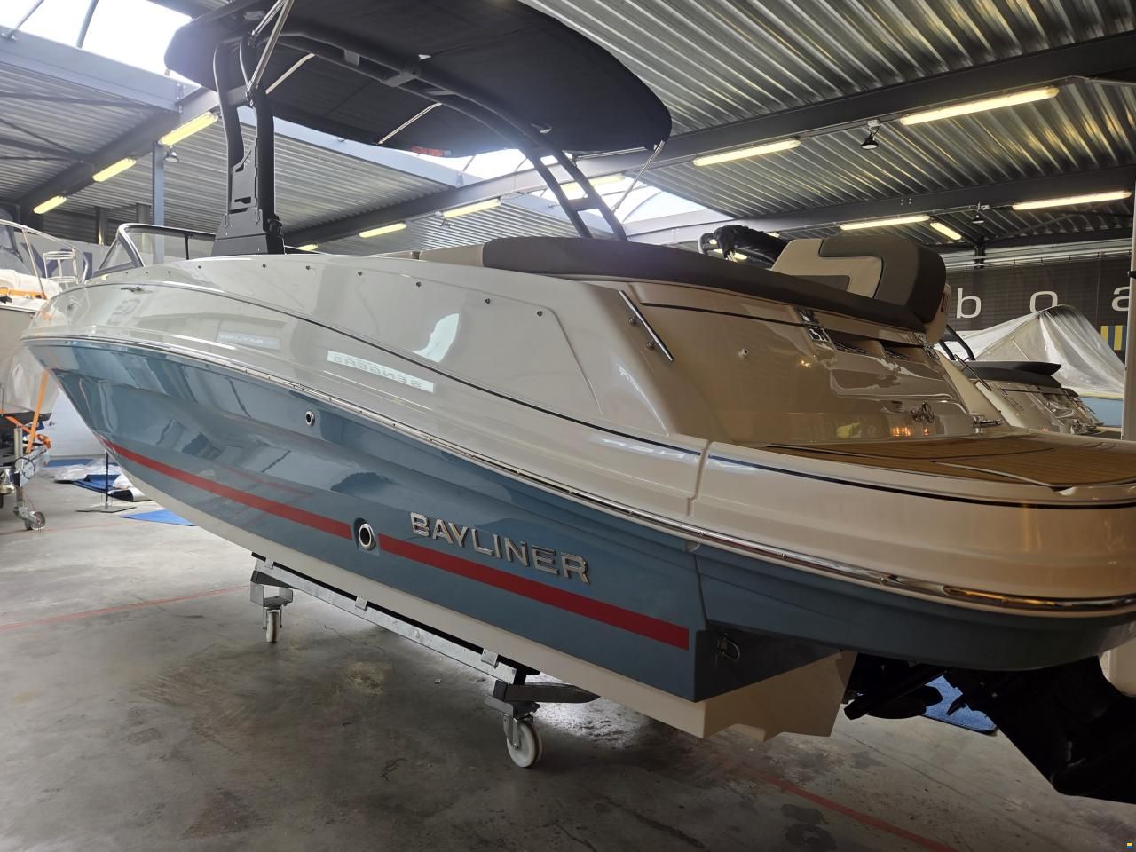 Bayliner VR6 - 250hp - 2025