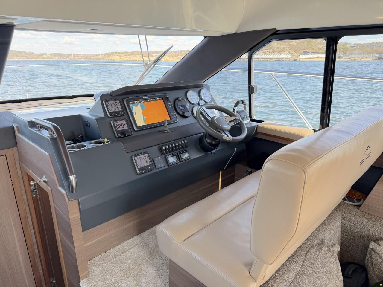 Sealine F380