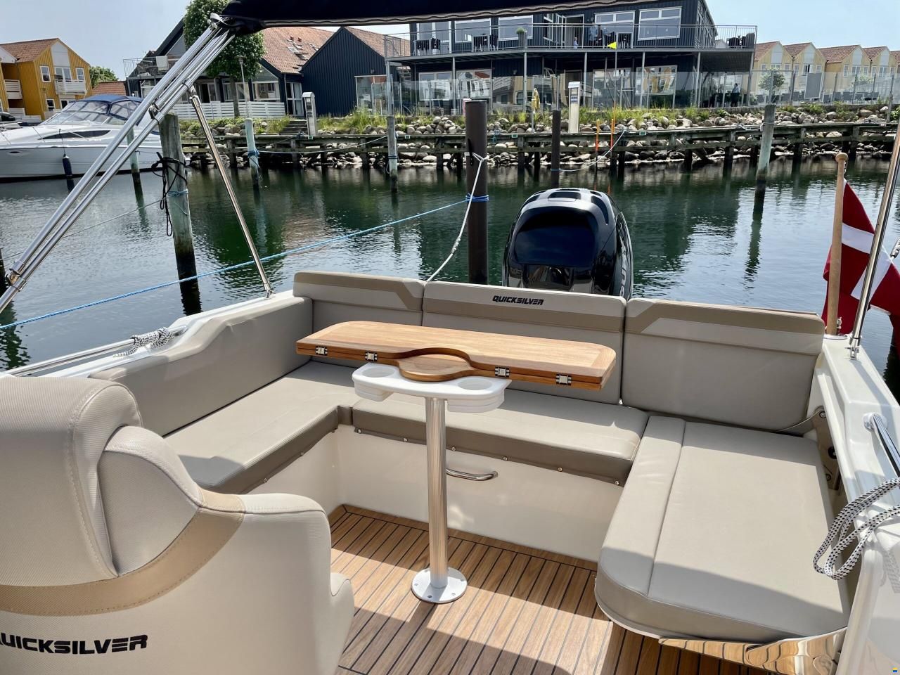 Quicksilver Activ 755 Sundeck