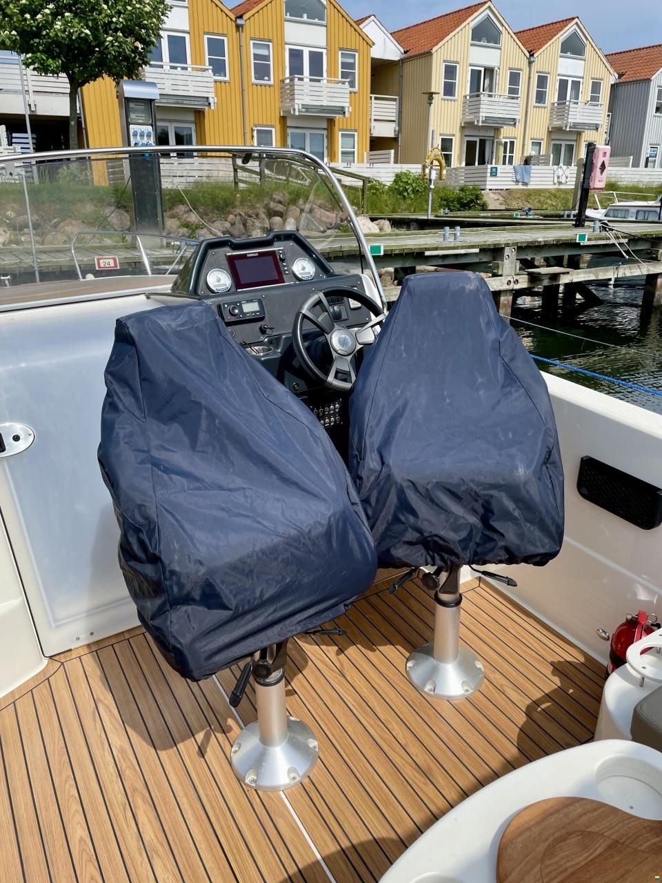 Quicksilver Activ 755 Sundeck