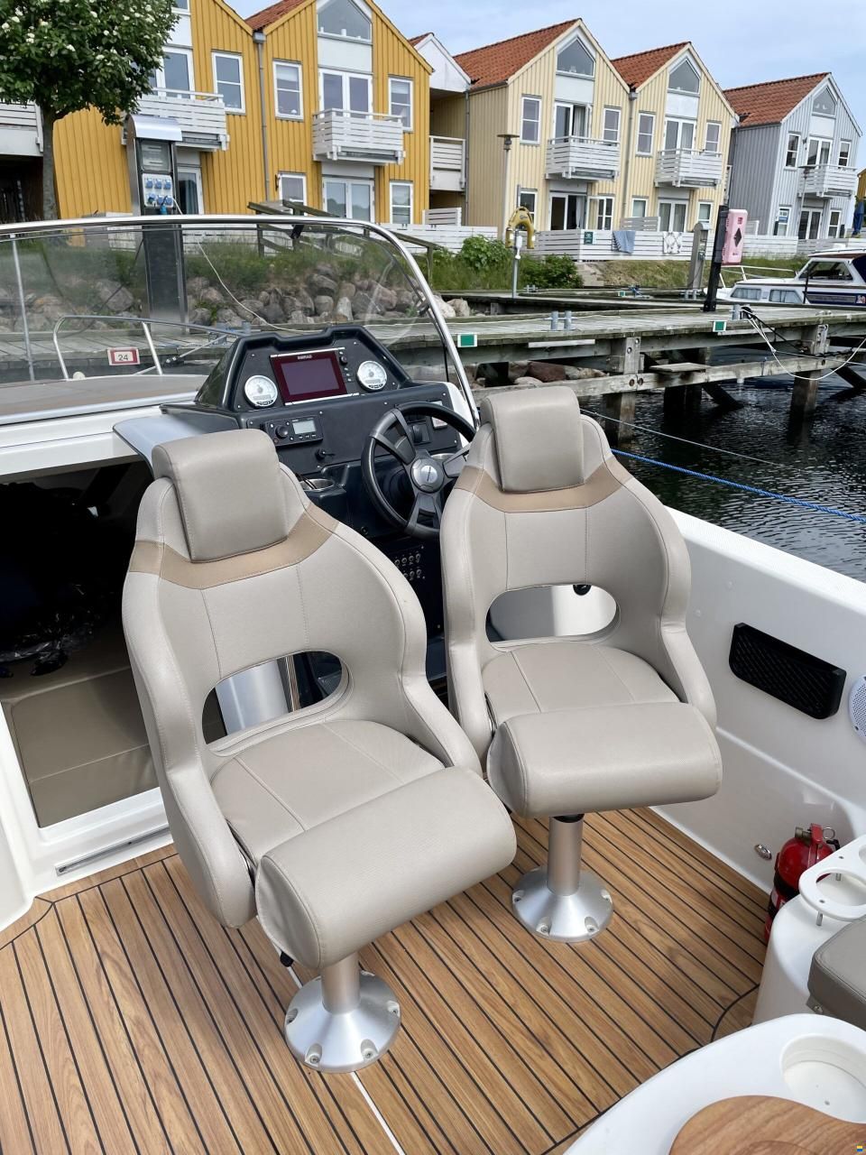 Quicksilver Activ 755 Sundeck
