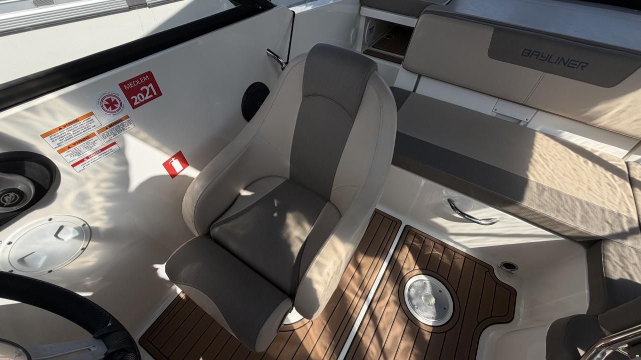 Bayliner VR5 Cuddy