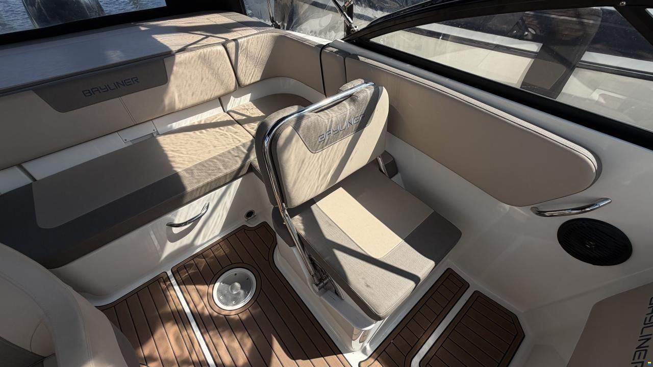 Bayliner VR5 Cuddy