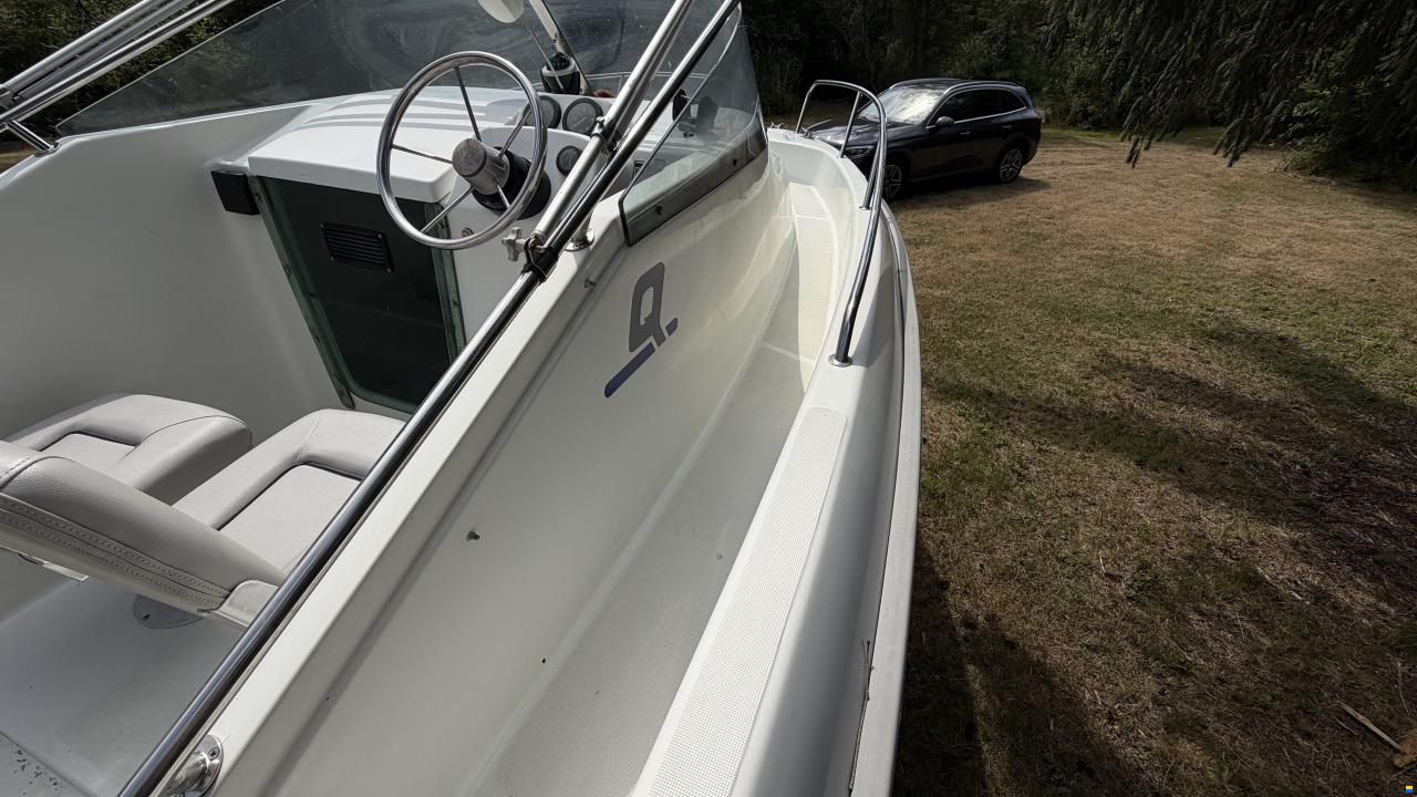Quicksilver 640 Walk Around