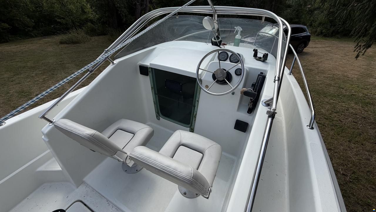 Quicksilver 640 Walk Around