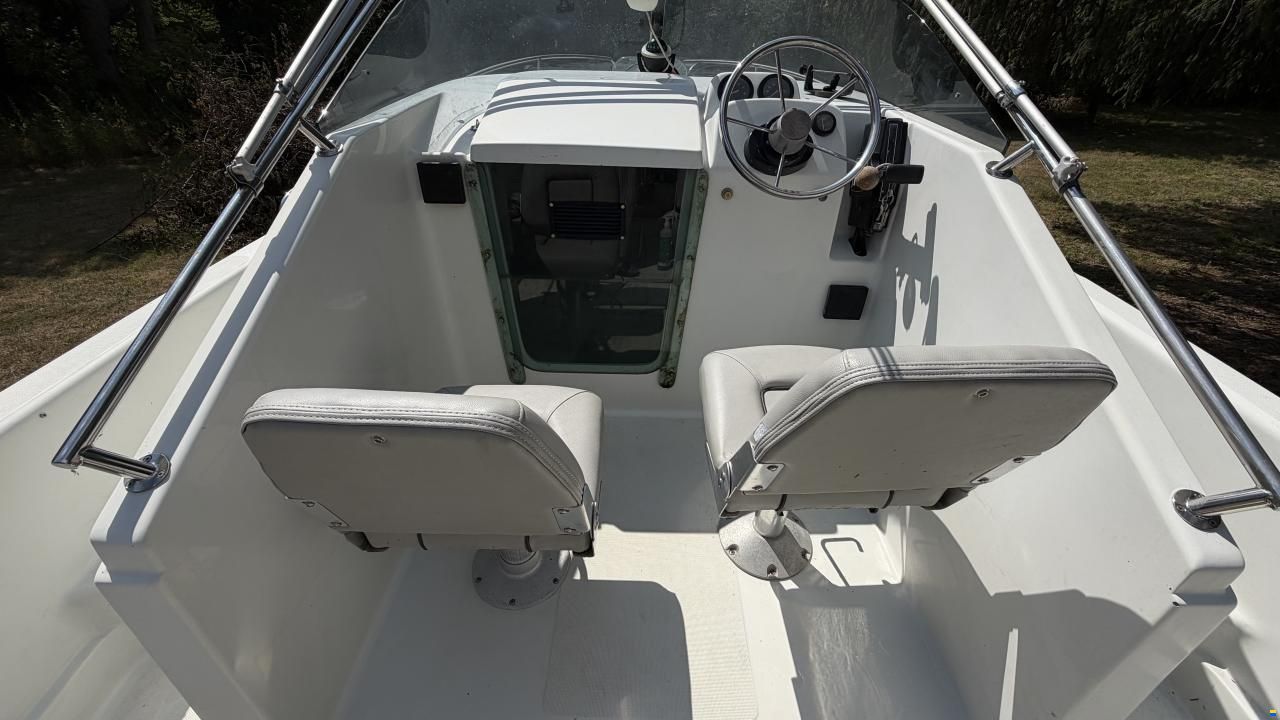 Quicksilver 640 Walk Around
