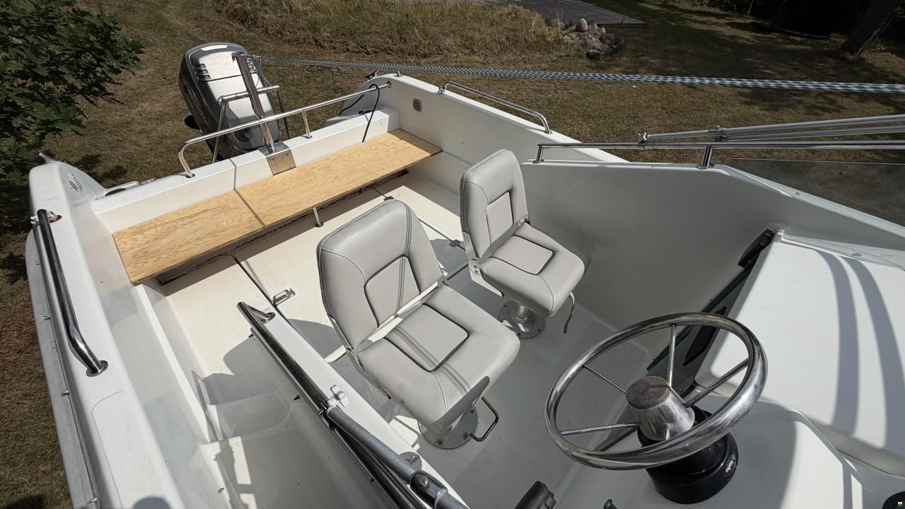 Quicksilver 640 Walk Around