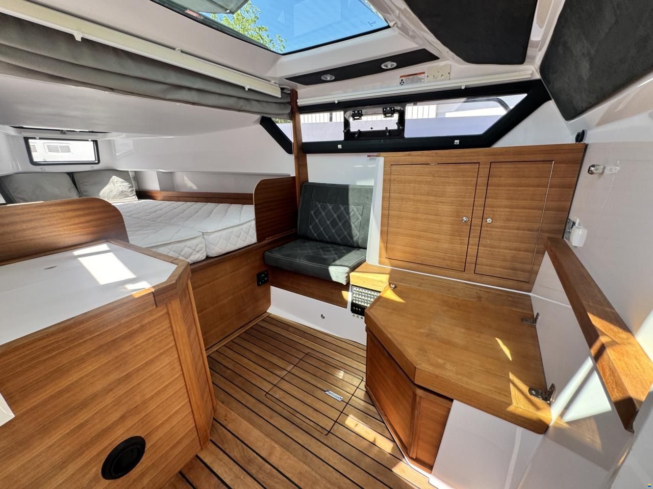 Axopar 37 Cross Cabin