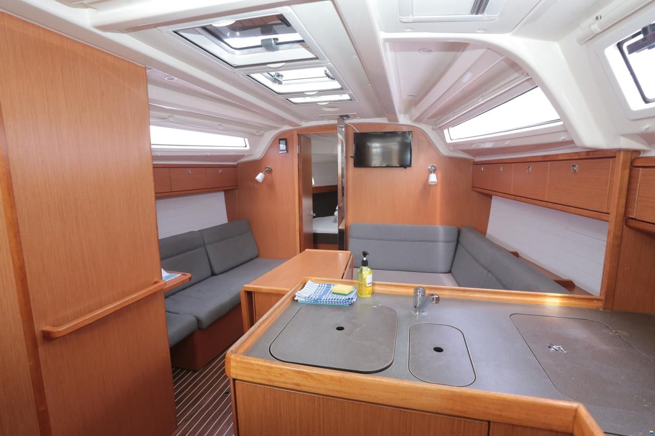 Bavaria Cruiser 37