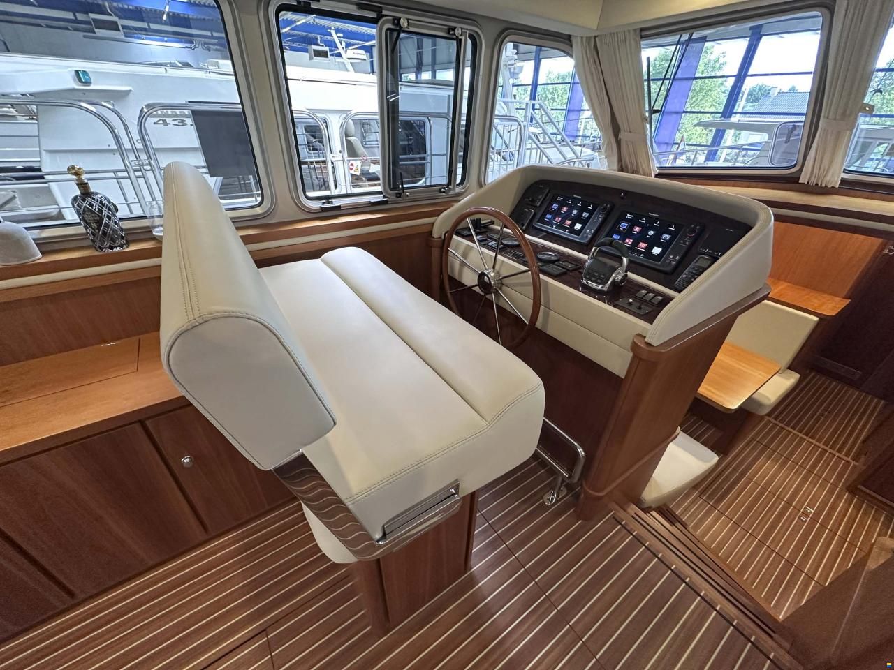 Linssen Grand Sturdy 470 Sedan Wheelhouse