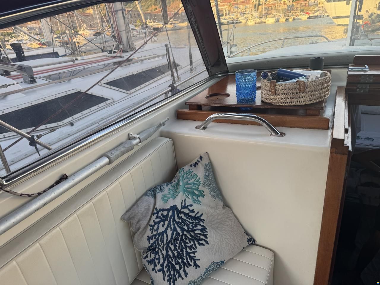 Aquamarine Yachts Acquamarina 9 cabin