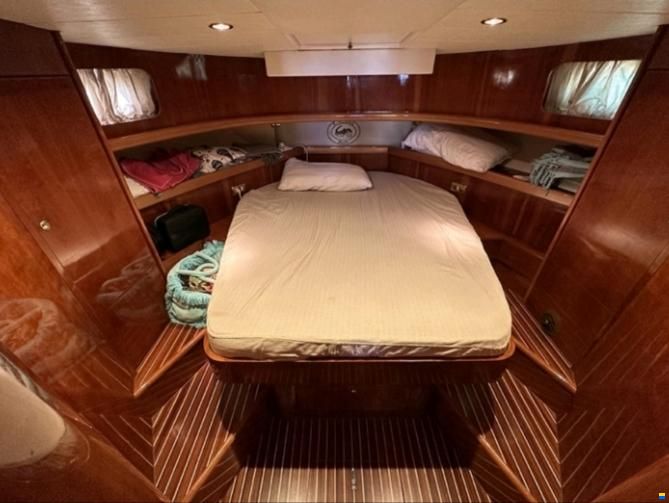 Cantieri Navali del Tirreno Cayman 40 WA