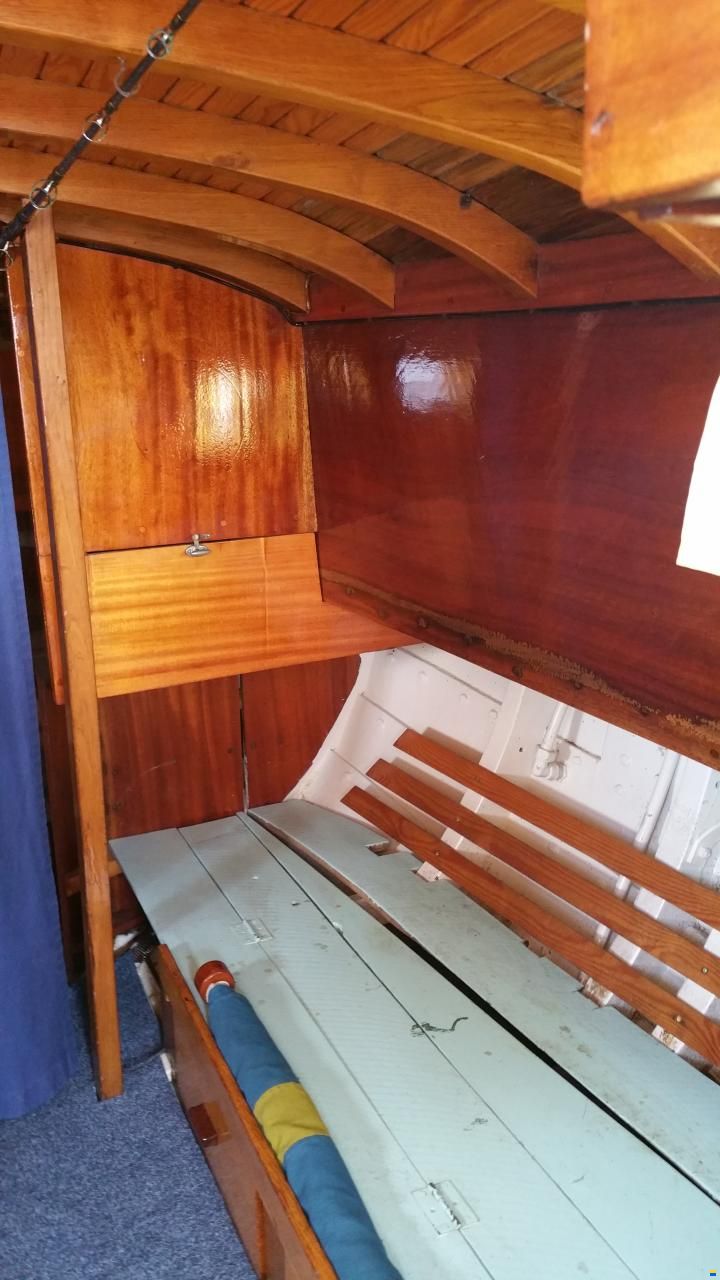 8 Meter one Design Oakhull with mast and sail