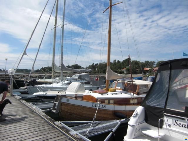 8 Meter one Design Oakhull with mast and sail