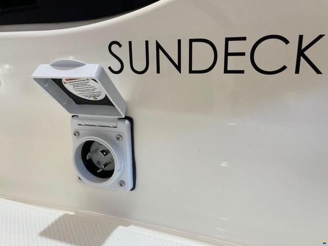 Quicksilver Activ 875 Sundeck