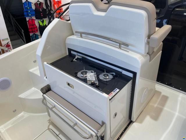 Quicksilver Activ 875 Sundeck