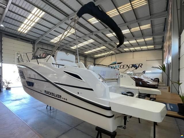 Quicksilver Activ 875 Sundeck