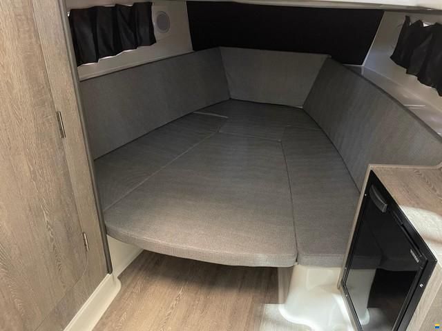 Quicksilver Activ 875 Sundeck
