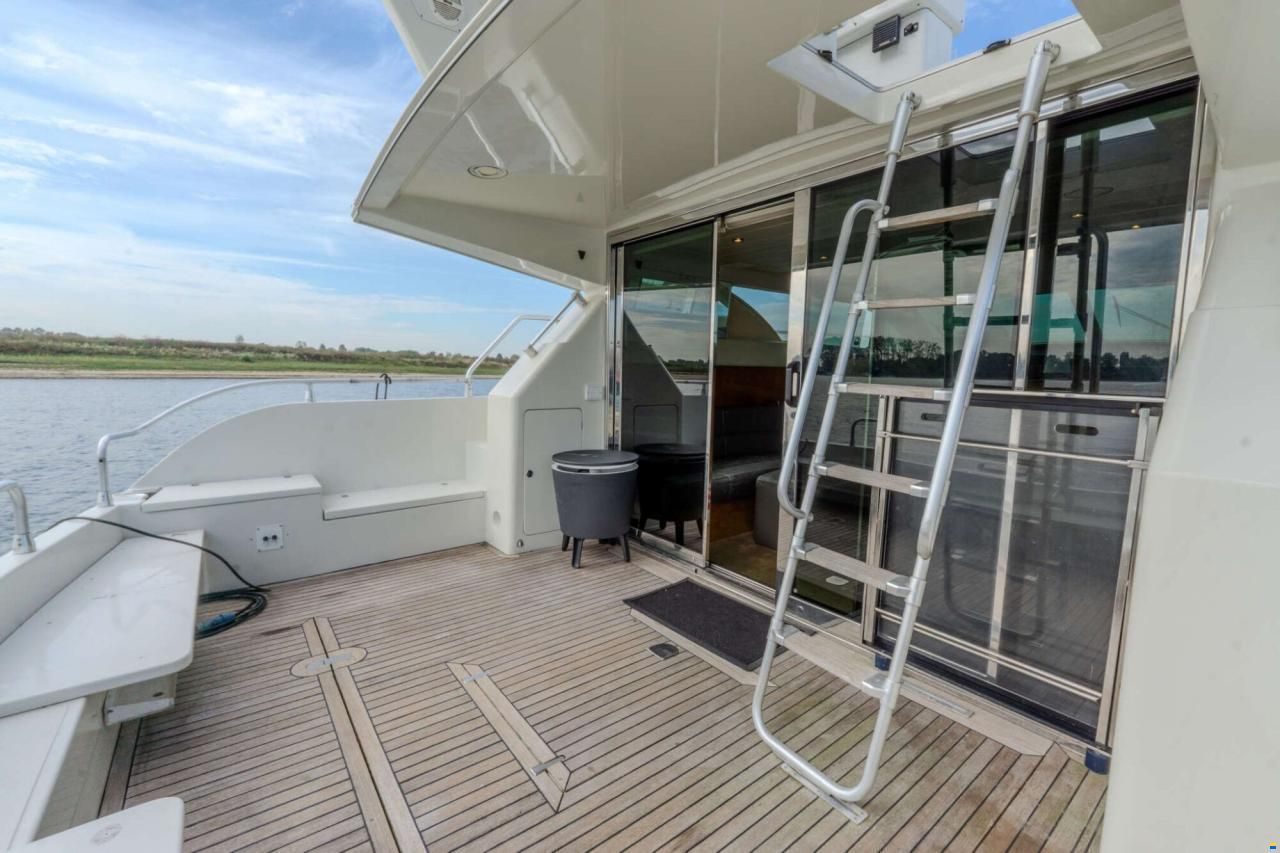Mochi Craft 43 Flybridge