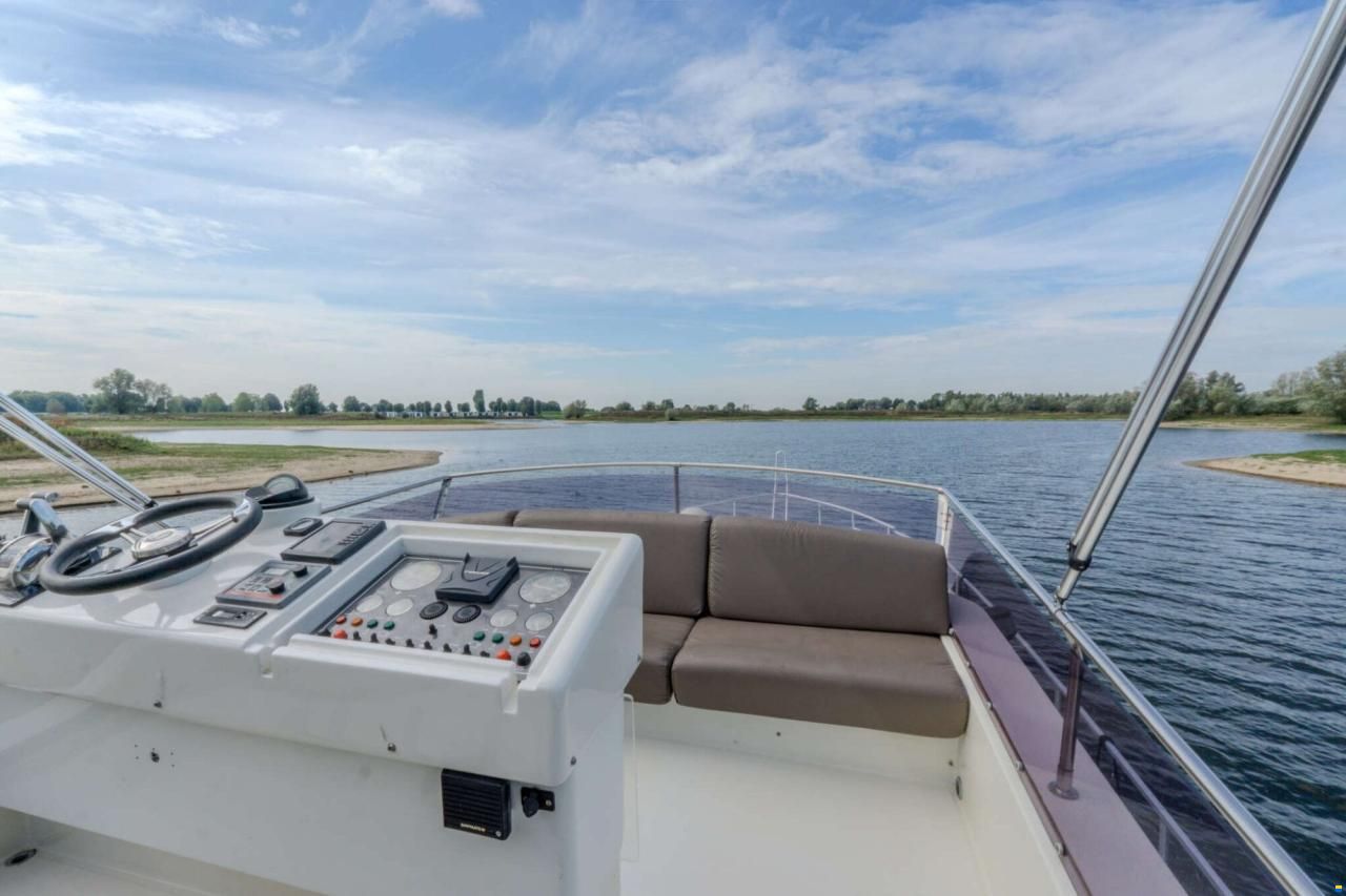 Mochi Craft 43 Flybridge