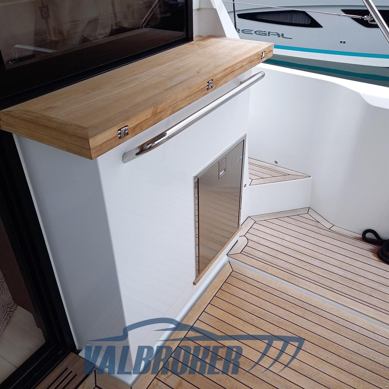 Sealine C335V