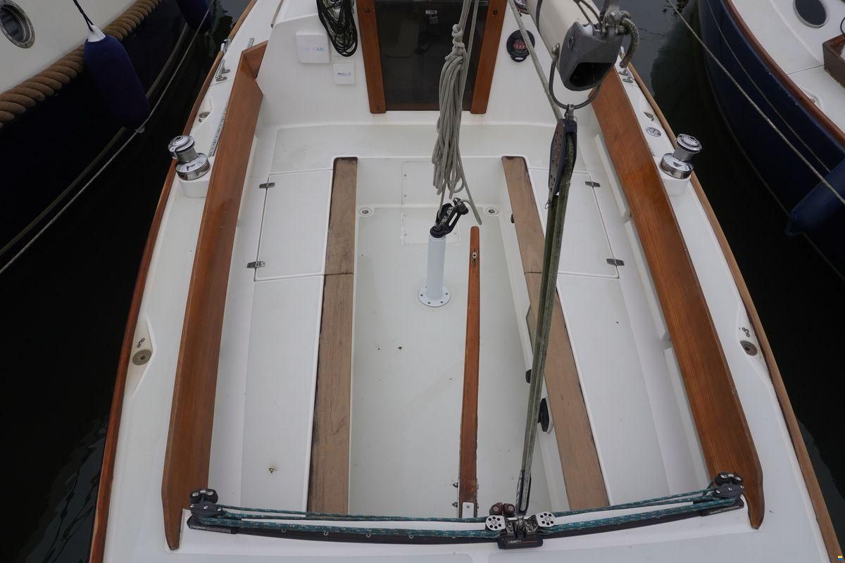 Alerion Express 28
