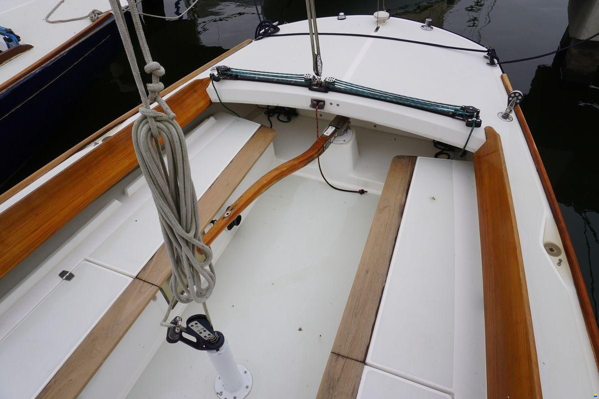 Alerion Express 28