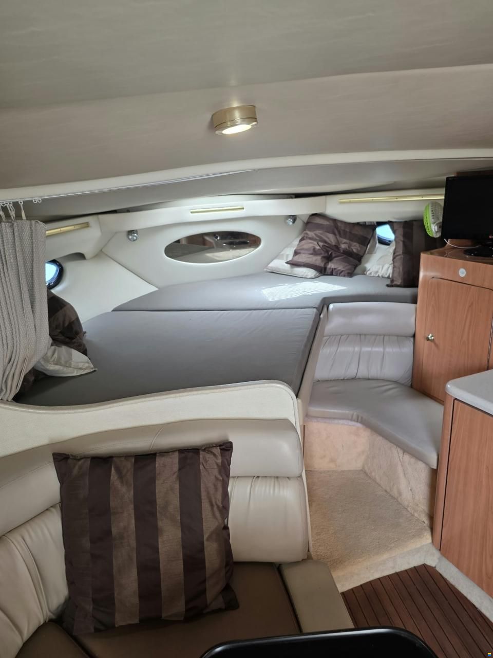Regal 3260 Commodore