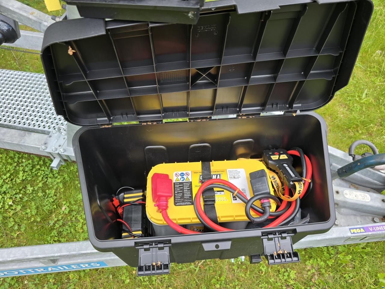 PEGA V-Liner 2700 kg + elektr. lier