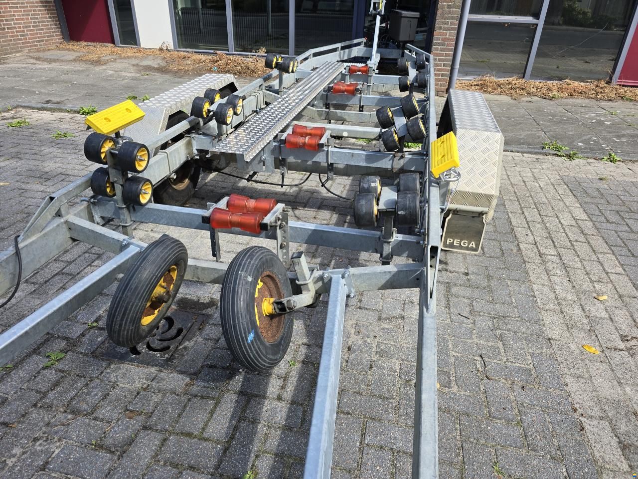 PEGA V-Liner 2700 kg + elektr. lier