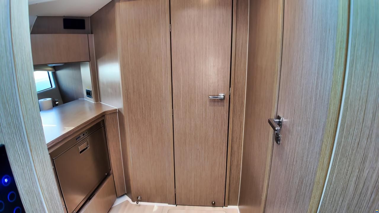 Sealine S335