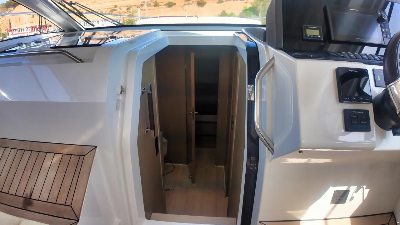 Sealine S335