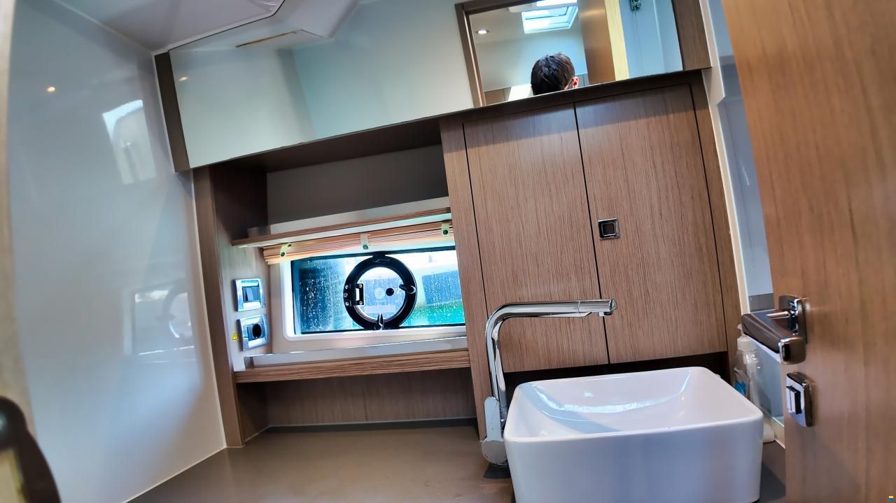 Sealine S335