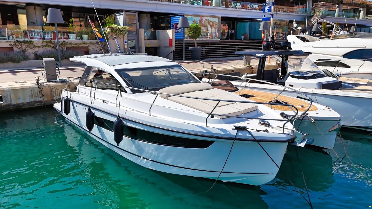 Sealine S335