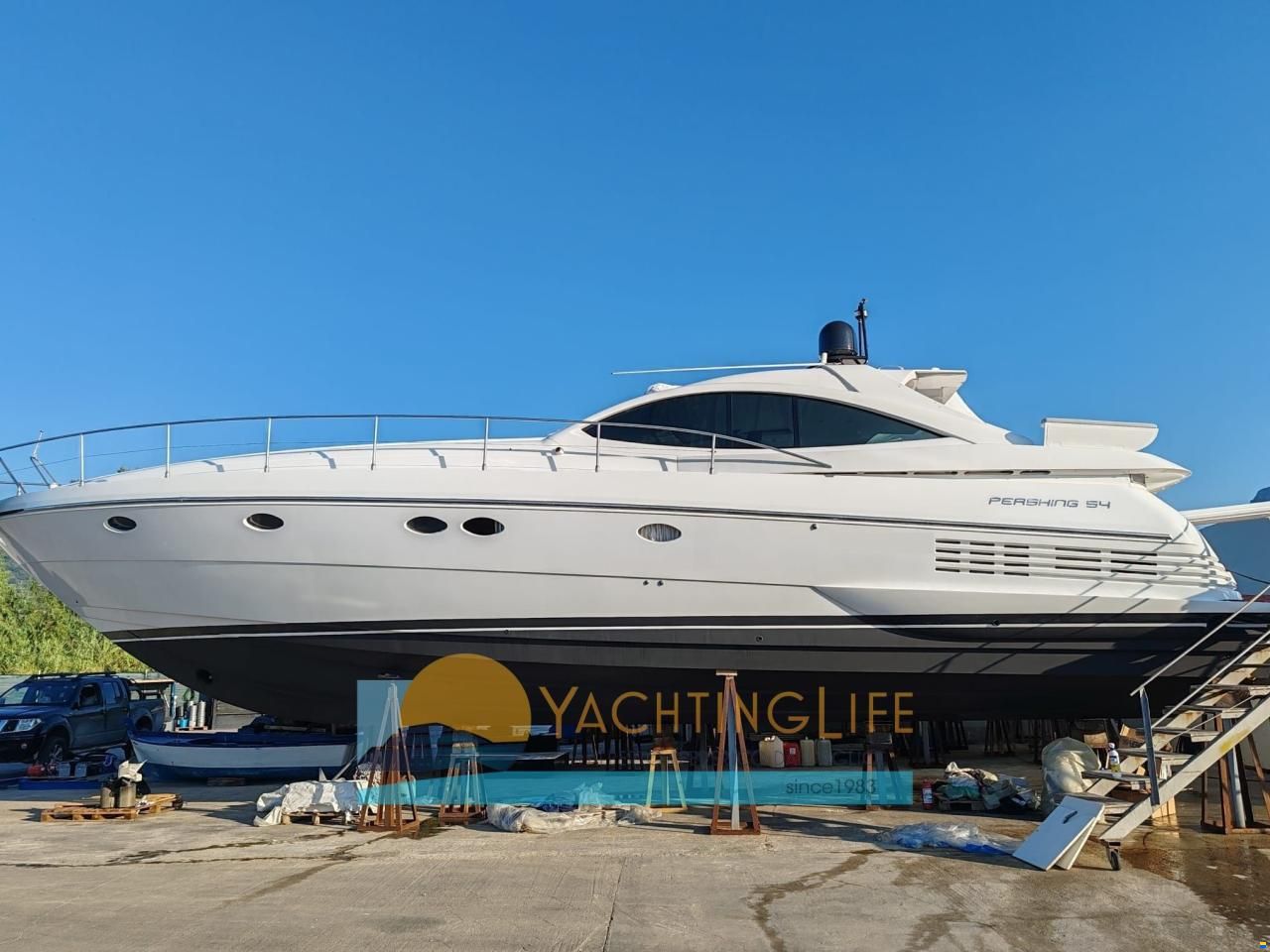 Pershing 54'