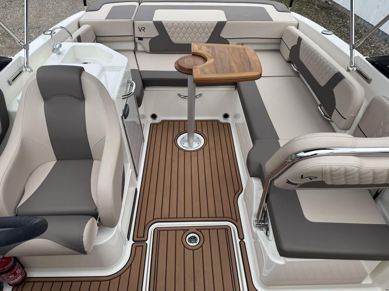 Bayliner VR6 Cuddy med 300 hk Mercruiser-EFI V8 6